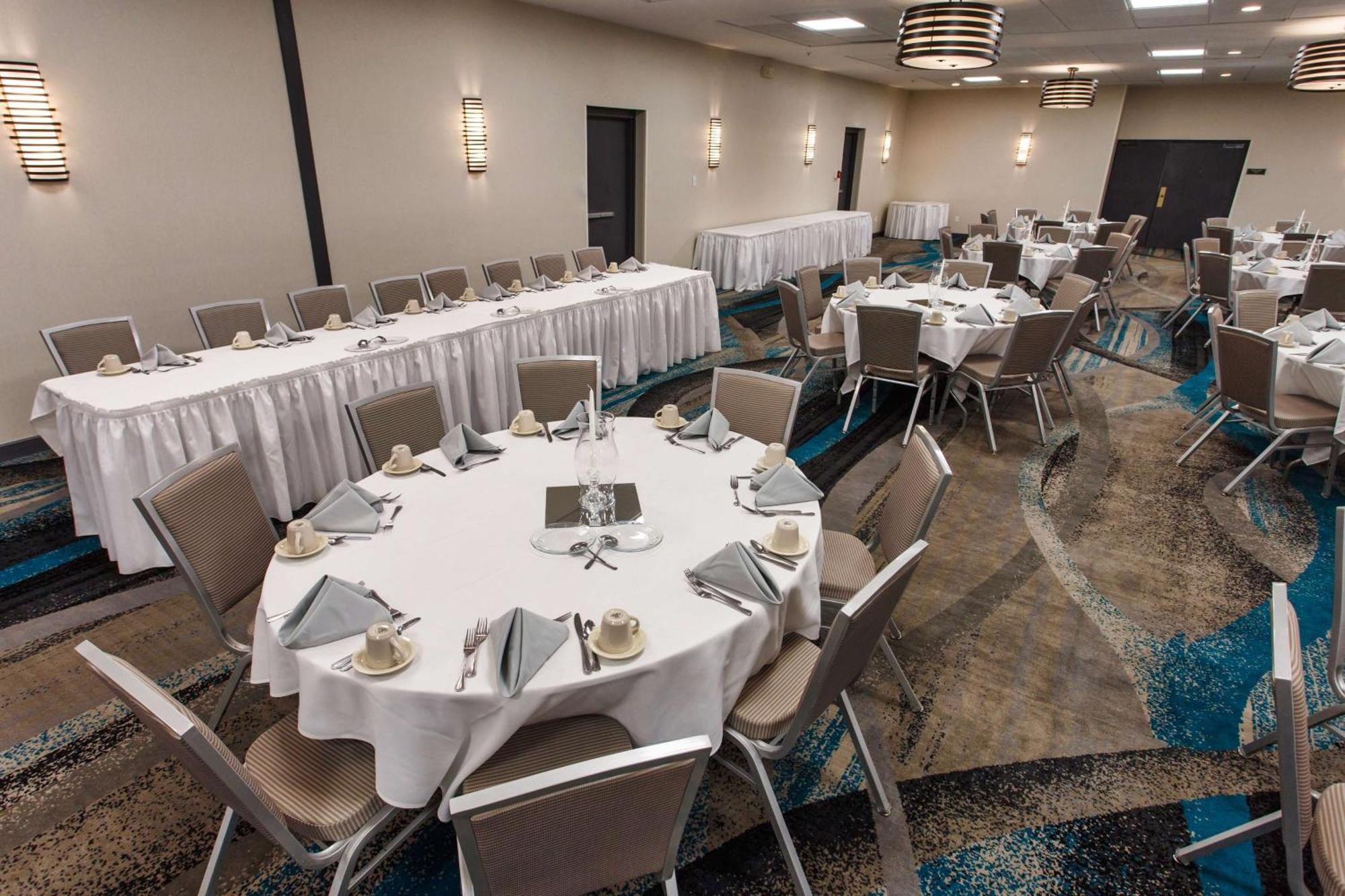 Doubletree By Hilton Neenah Exterior photo