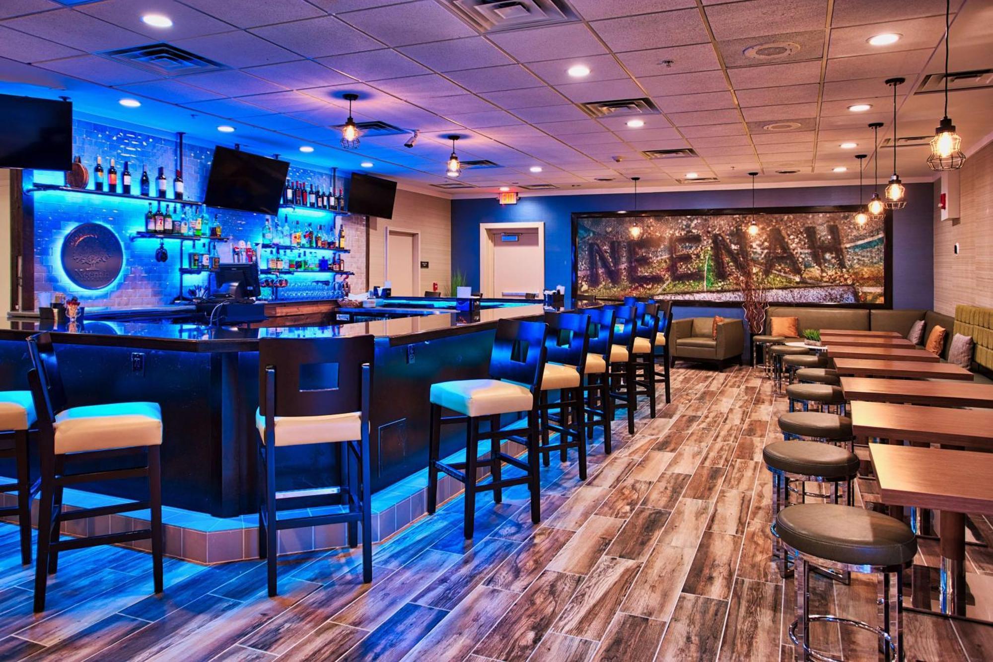 Doubletree By Hilton Neenah Exterior photo