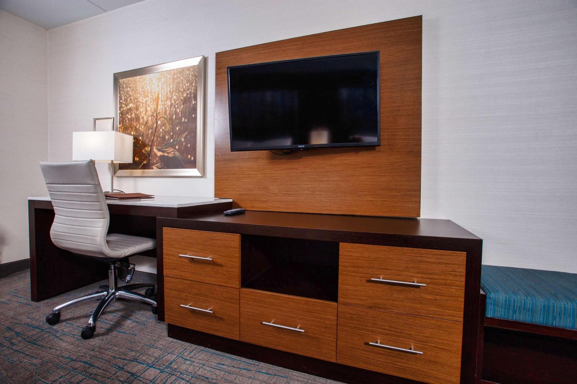 Doubletree By Hilton Neenah Exterior photo