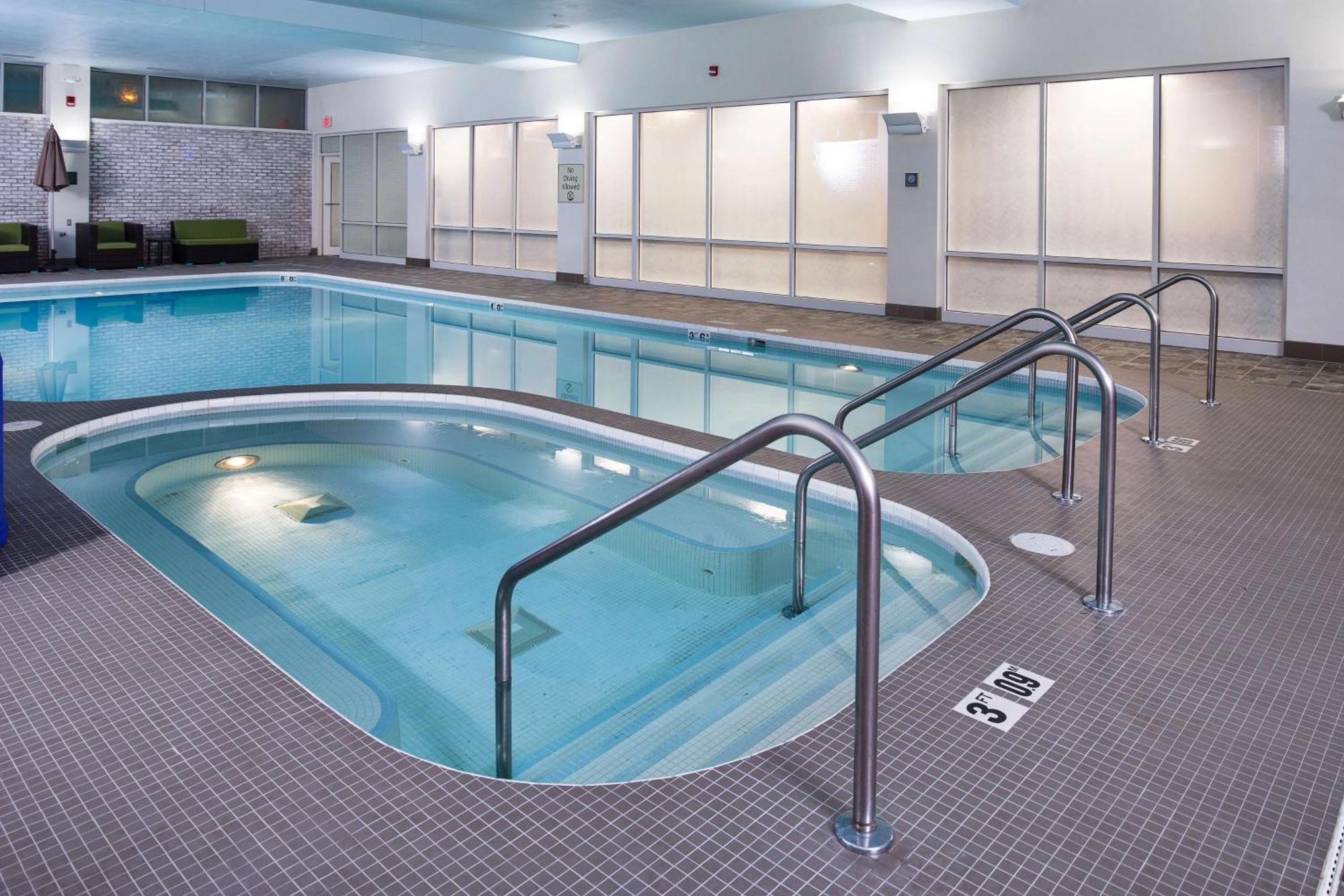Doubletree By Hilton Neenah Exterior photo
