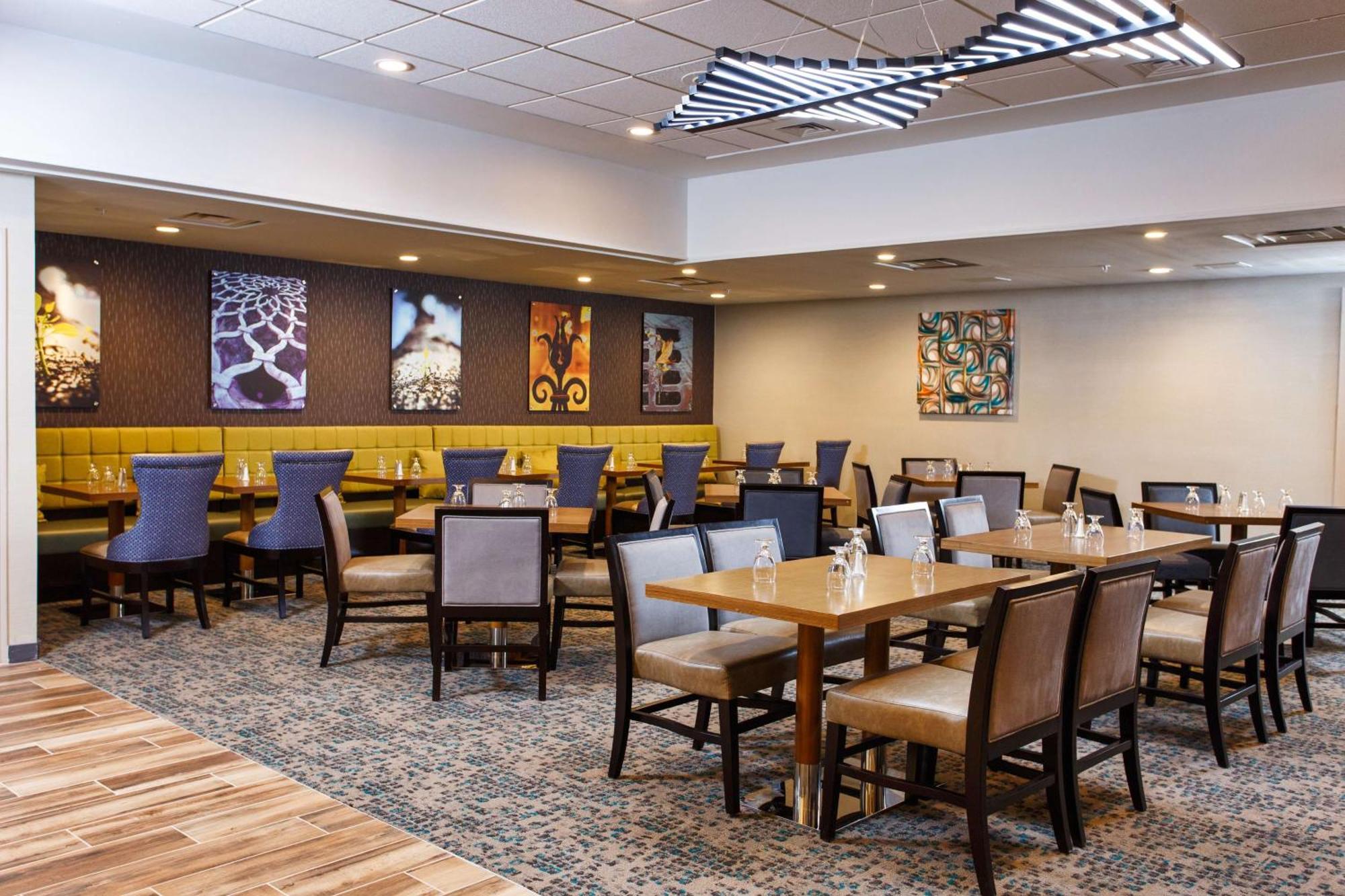 Doubletree By Hilton Neenah Exterior photo