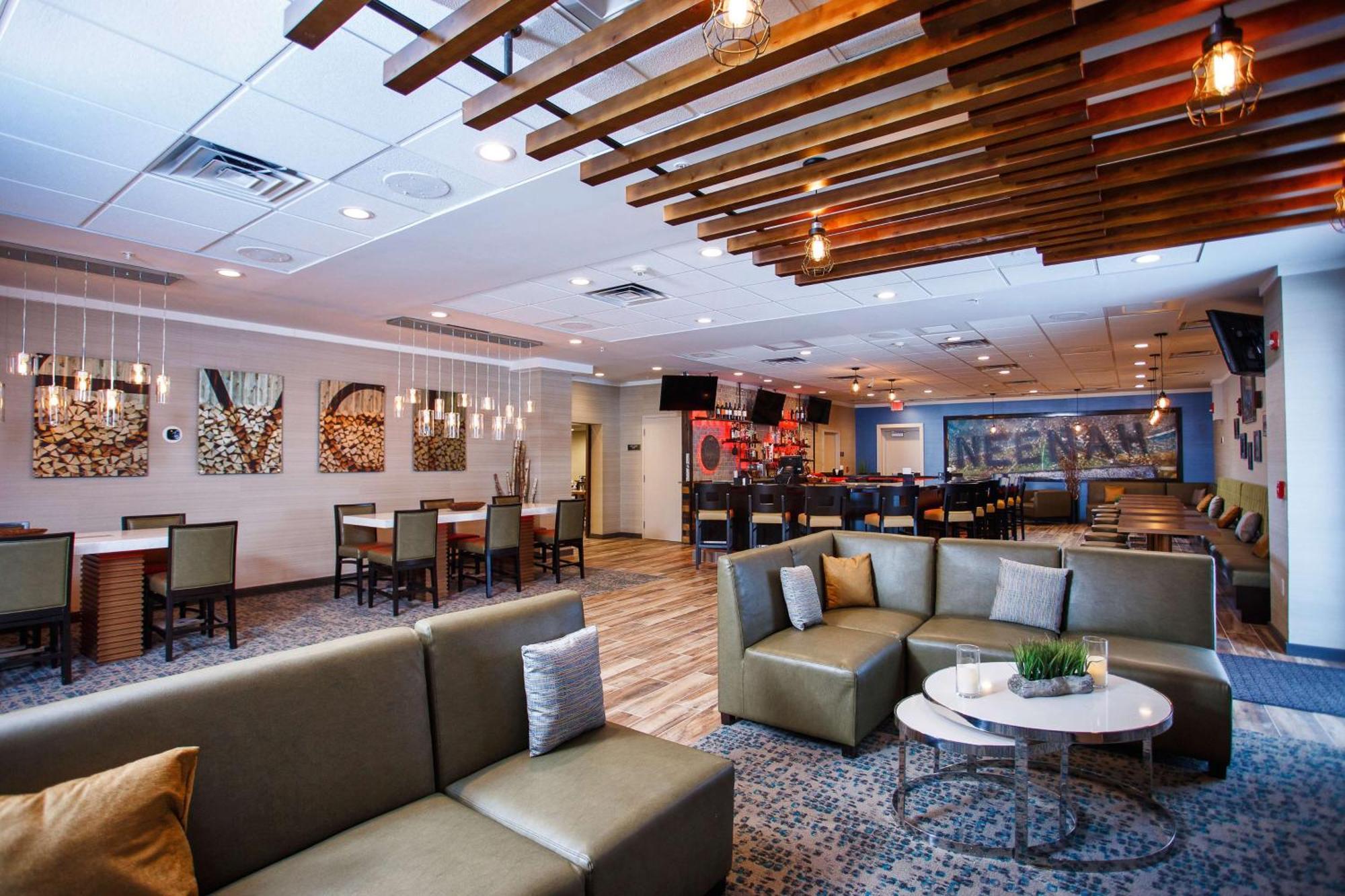 Doubletree By Hilton Neenah Exterior photo