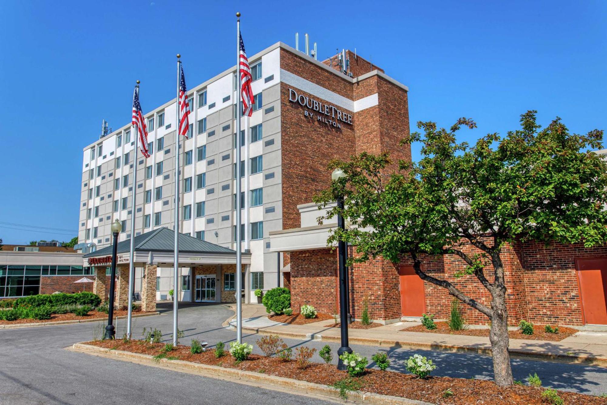 Doubletree By Hilton Neenah Exterior photo
