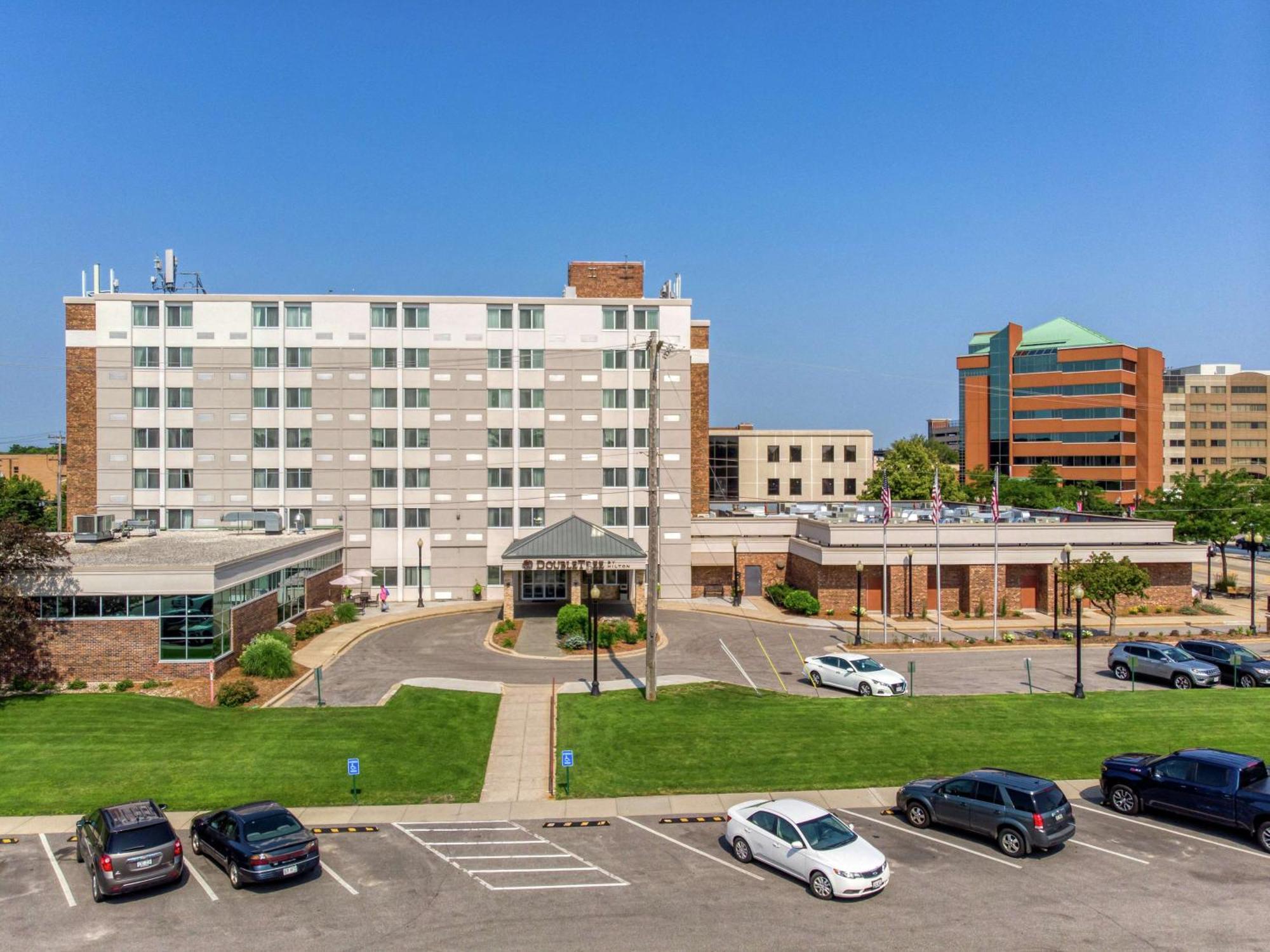 Doubletree By Hilton Neenah Exterior photo