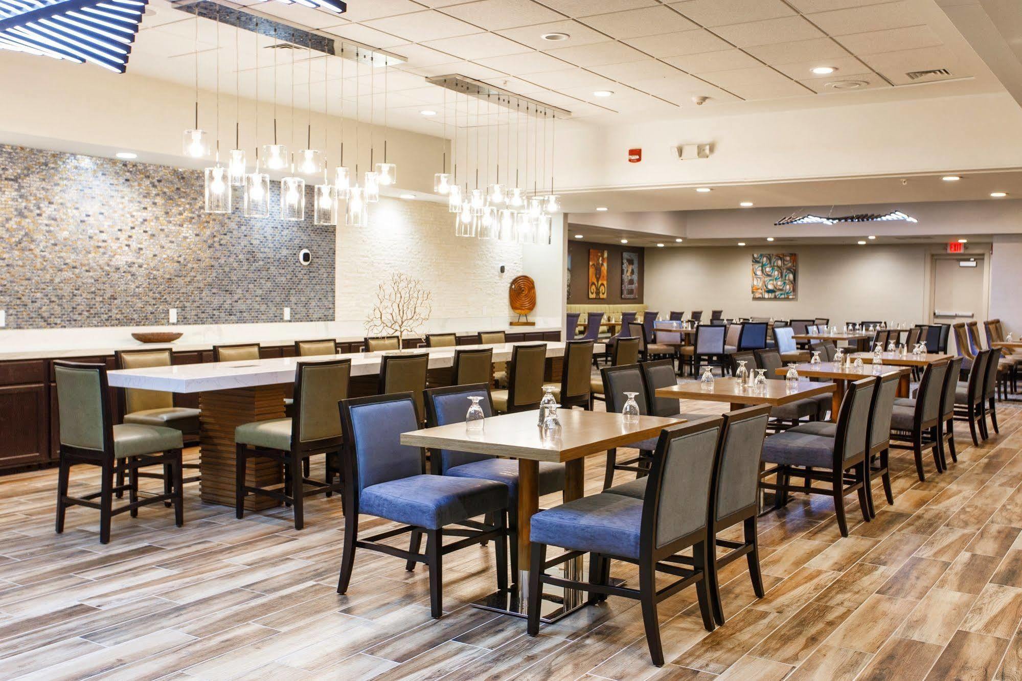 Doubletree By Hilton Neenah Exterior photo