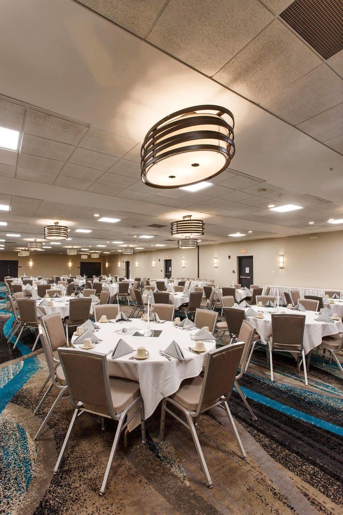 Doubletree By Hilton Neenah Exterior photo