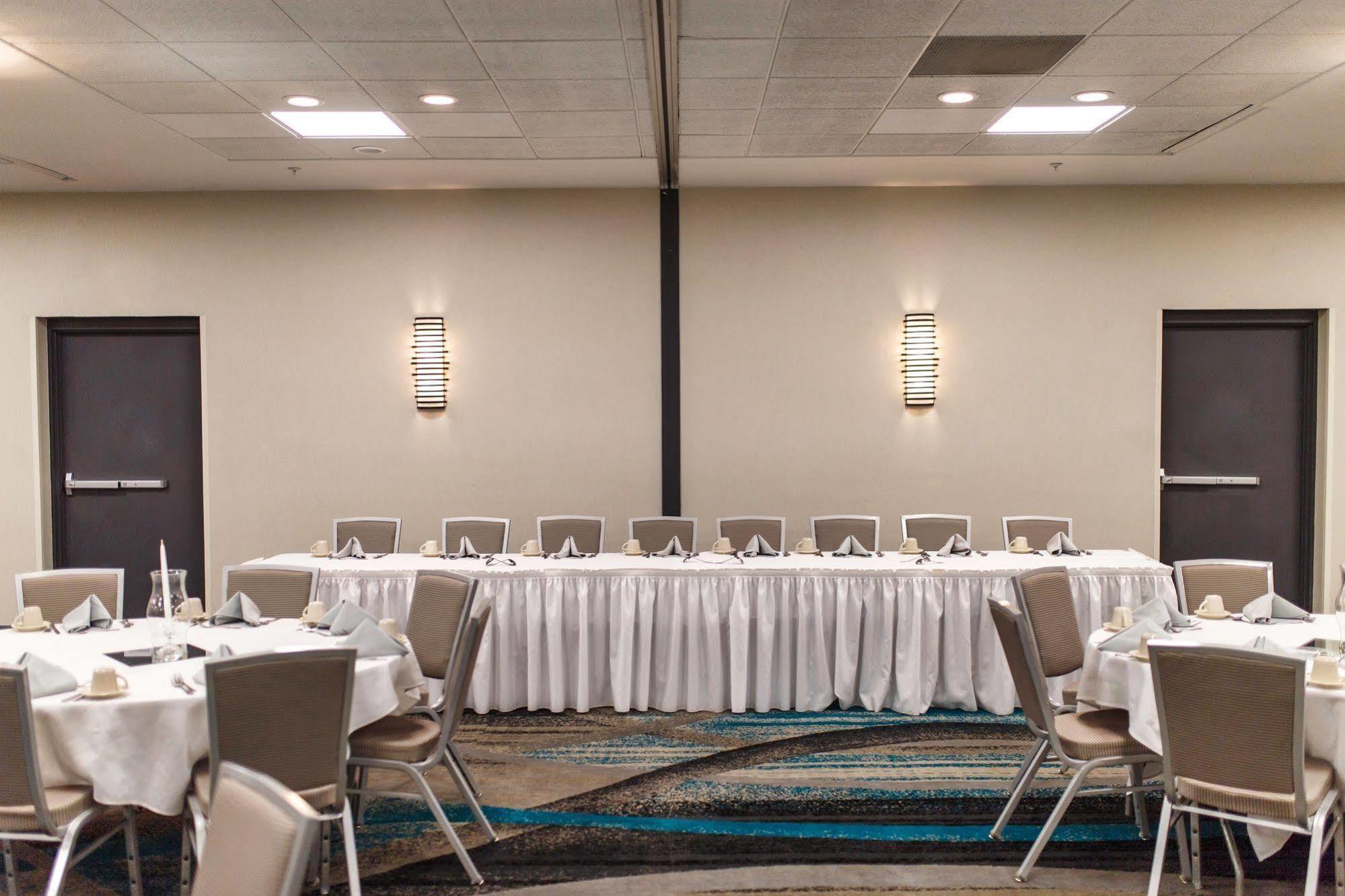 Doubletree By Hilton Neenah Exterior photo